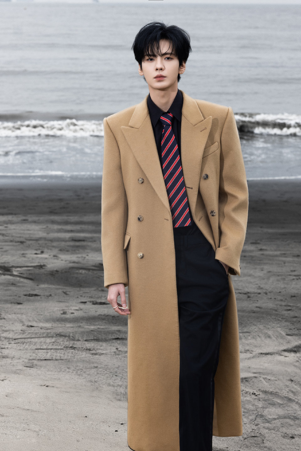 毕雯珺这组海边造型直接把“贵公子氛围感”焊在身上了吧！驼色大衣一穿，宽肩窄腰的比