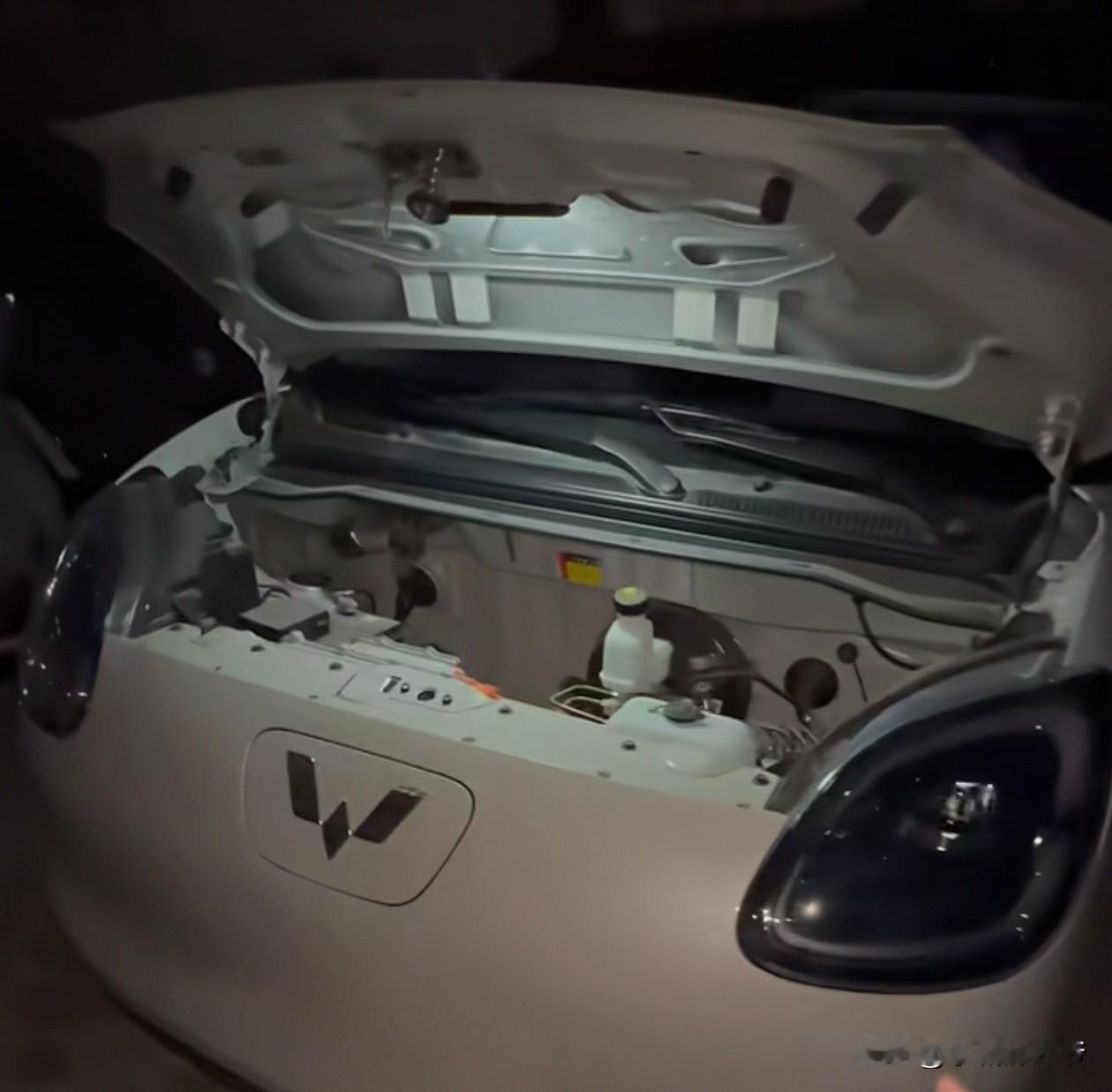 打开五菱宏光MINI的前机舱，相信车主看到内部的一瞬间，都会说感叹一句“哎呦，我