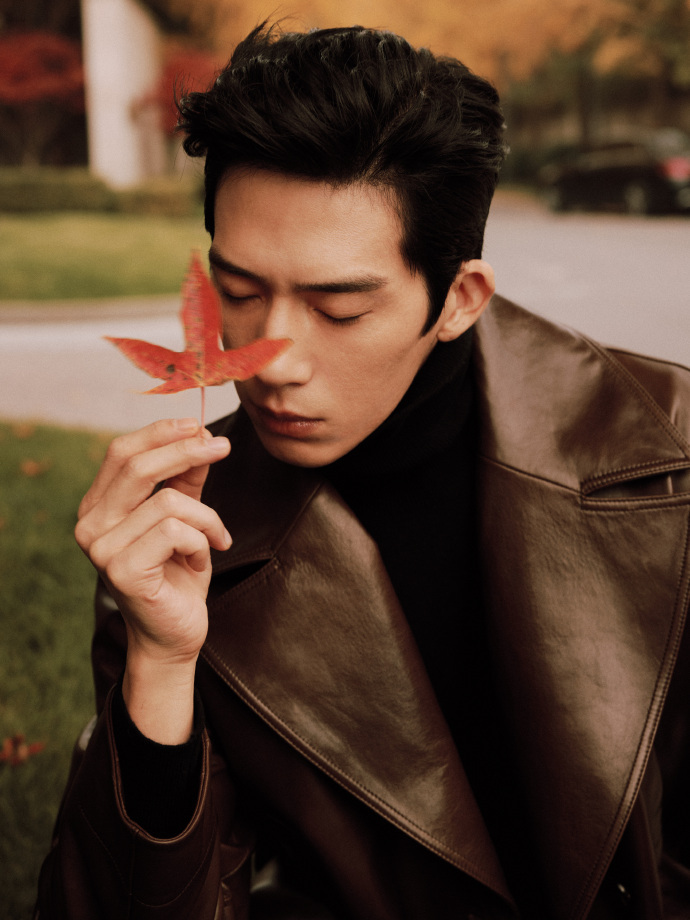 井柏然都市高智感 井柏然新造型杀疯了！美拉德色系皮衣配黑毛衣，眼镜一戴秒变商界精