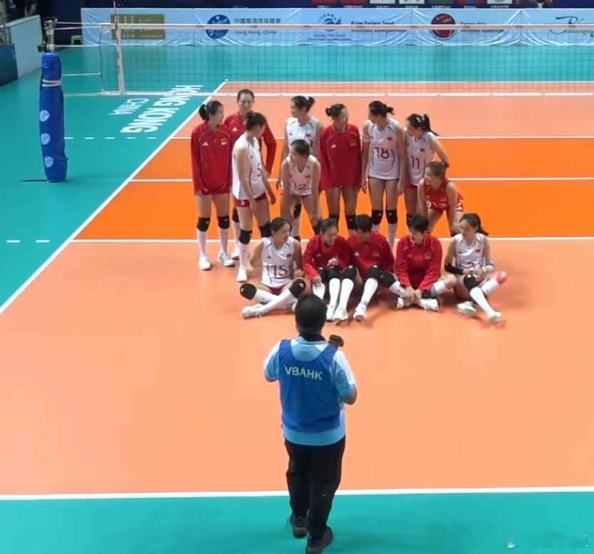 国际排坛动态中国女排中国队3-0中国澳门队个人得分 金佳宝12分全场最高 9扣7