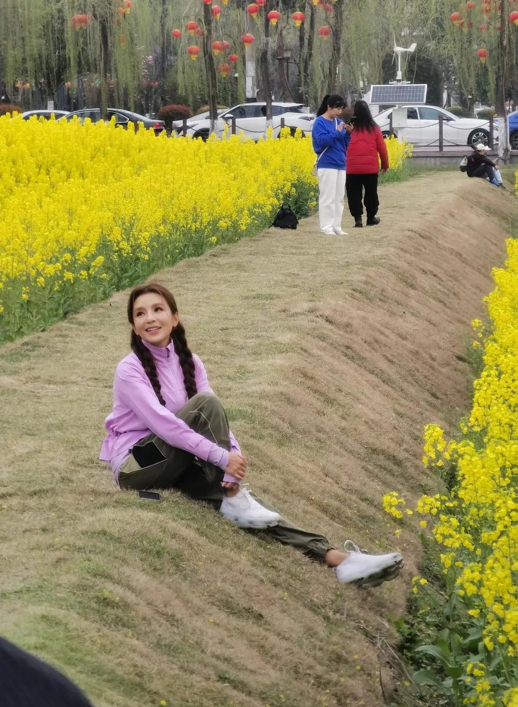 有网友在成都偶遇朱迅在油菜花海拍摄视频，50岁的朱迅还是那么美，这发量惊人，气质