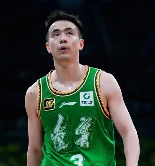 辽宁队3分优势险胜北京取得关键胜利！廖三宁和赵继伟关键罚球定胜负。
刚刚结束的全