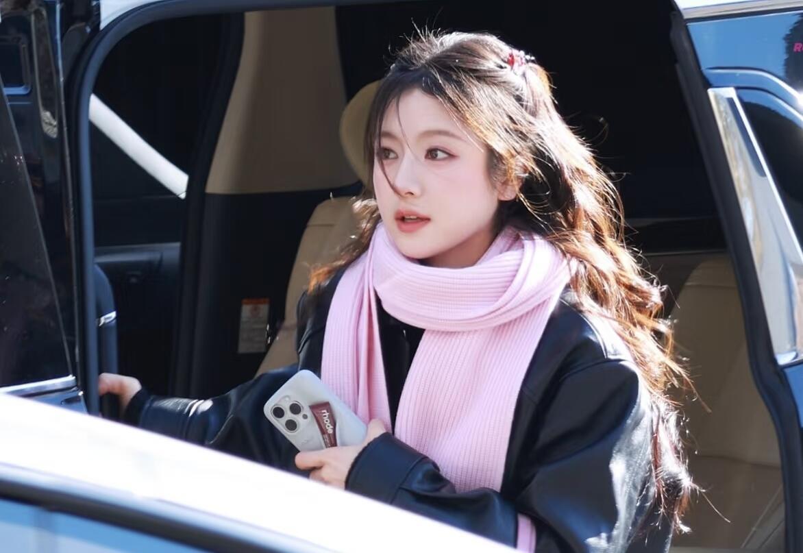 刷到李兰迪春晚第三次联排路透今天这个妆容太适合她了，甜妹。 