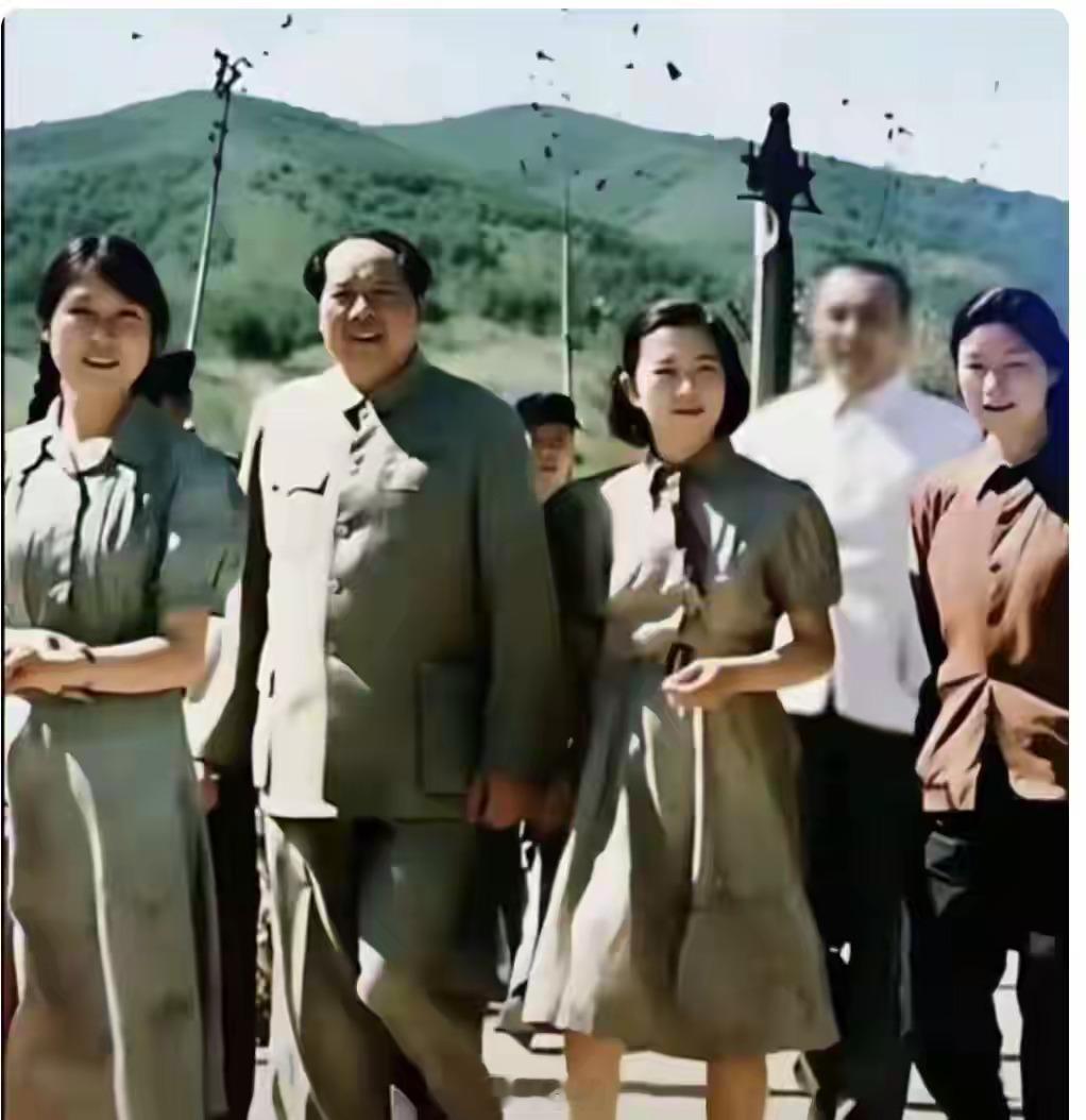 1953年玉泉山的这张合影格外珍贵，多年来一直被大家反复翻看。照片里毛主席陪着大
