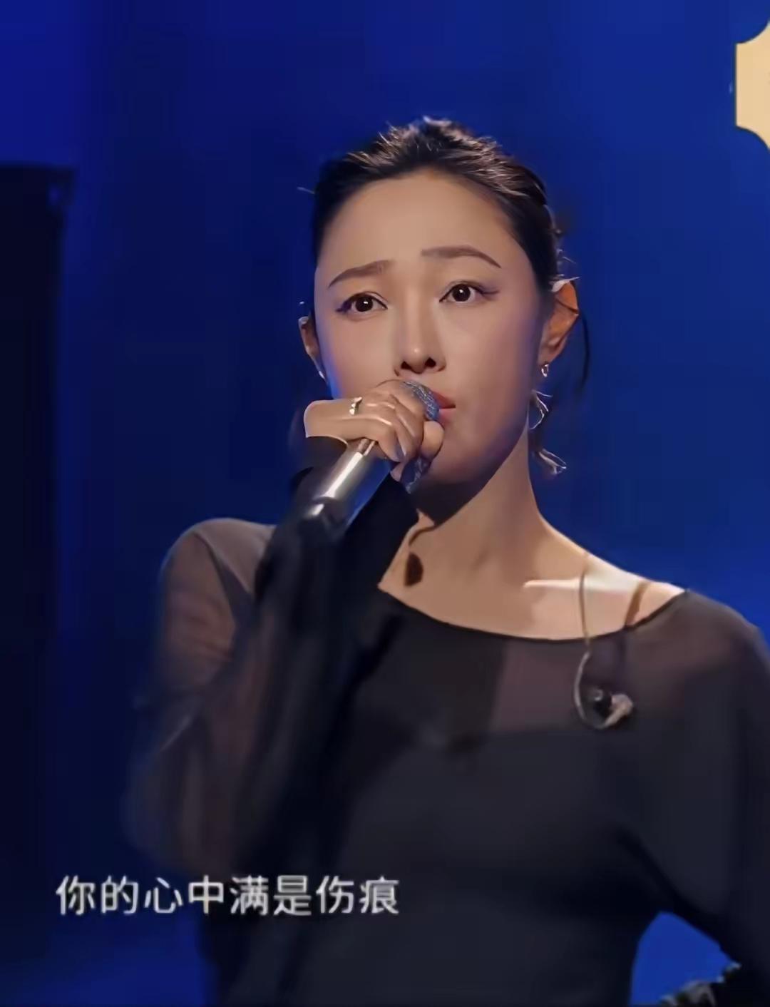 她以前上过跨界歌王唱得就很绝[赞][赞][赞]
她歌唱的就是很好，气息稳松弛感十
