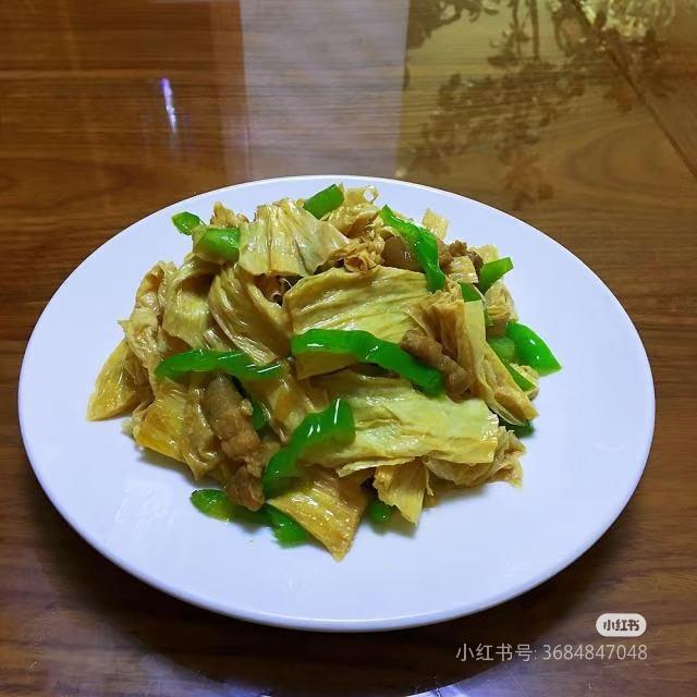 【青椒腐竹炒肉丝】简单又下饭，吃了还想再来一碗的神级家常菜！

今天给大家带来一