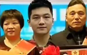樊振东终于可以
回家过年了!
这段时间忙着参加各种活动，
自从巴黎夺冠后，
小胖