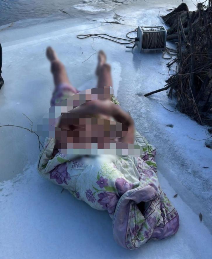 常驻俄罗斯的爱尔兰记者查伊·鲍斯重点报道了一名乌克兰男子试图穿越冰封的蒂萨河进入