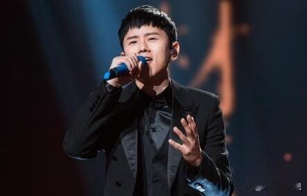 从选秀舞台到华语乐坛的“Live王”，张杰用十七年走出了一条“星光”之路。他的作