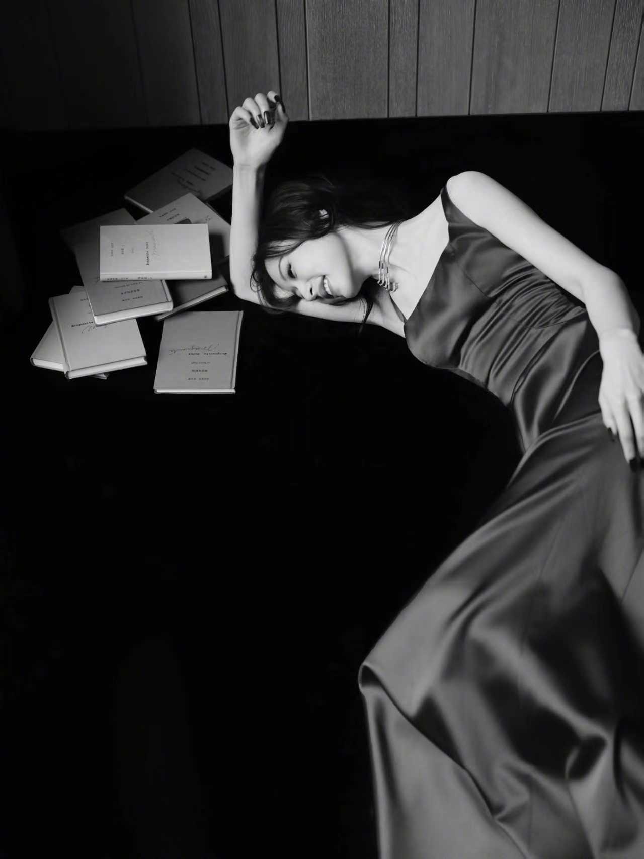 周雨彤那么冷这么美 北京的天好冷，但是依旧美得很稳！一袭墨绿色露背长裙，深绿调衬