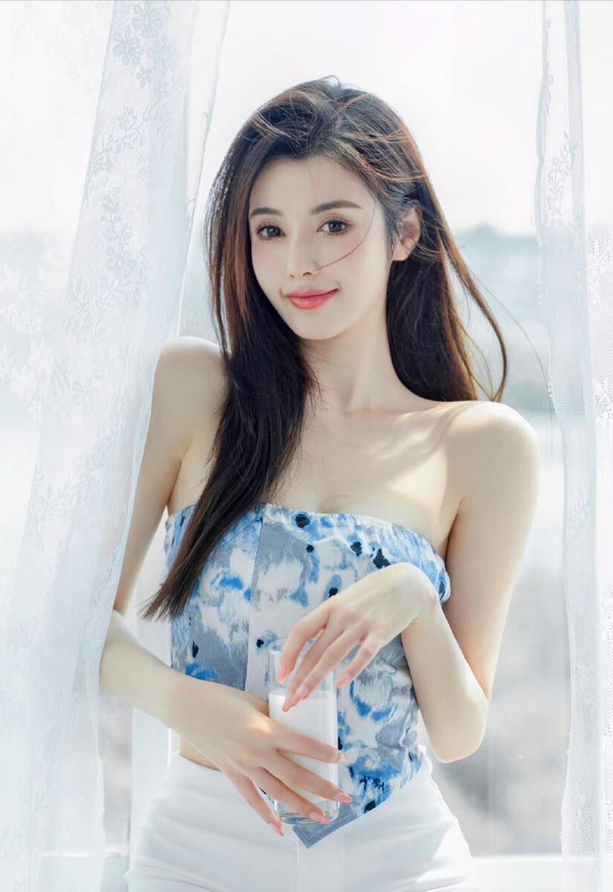 1. 避免“一根棍子”

· 创造曲线：身体避免正对镜头。可让肩膀、胯部连线形成