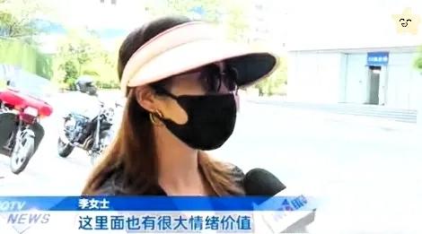 重庆，一女子到某理发店做头发，结果发现理发师有腹肌，就忍不住用手指戳了一下。对方