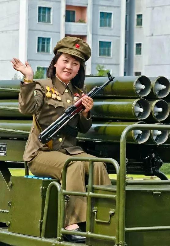 1990年代的朝鲜女兵了，这军服很有代入感，手上戴着金表，衣服上挂满勋章，还修过
