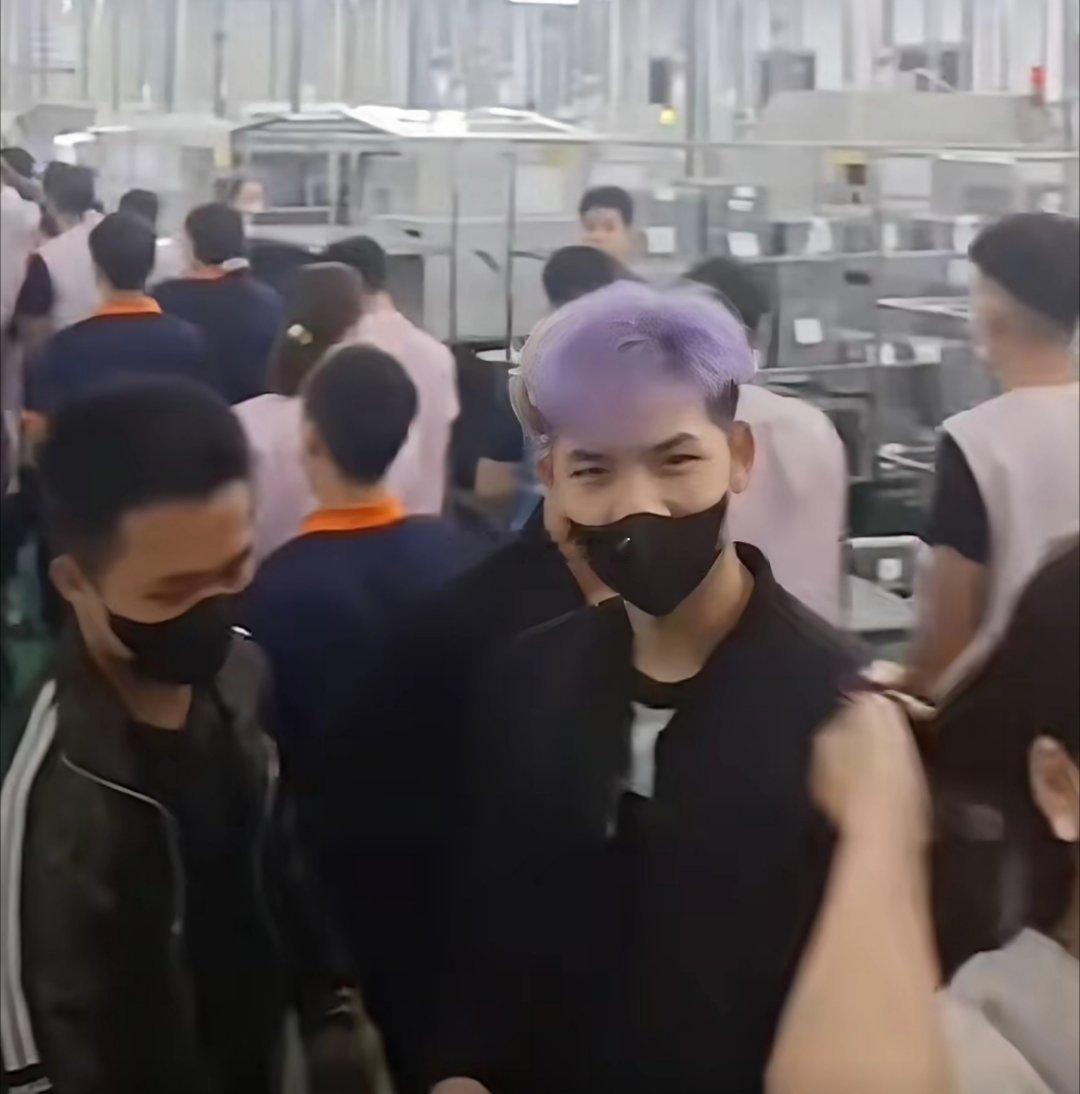 二十多岁，初中毕业，月休四天，工资三千。这不仅仅是几个数字，这是许多越南年轻人在