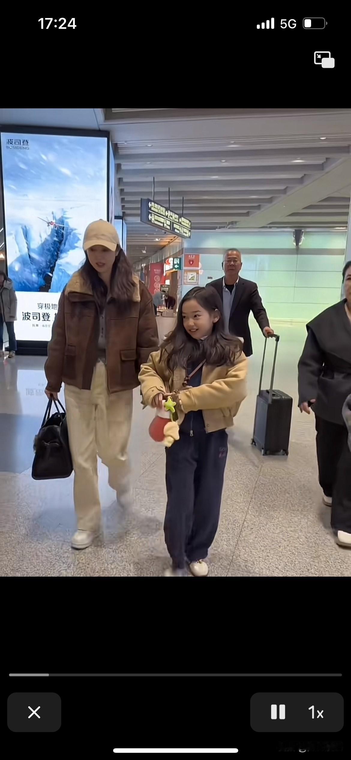 这个小女孩到底有多少岁了，穿的那么成熟，天天带出来，暴露在观众面前，就不怕以后长