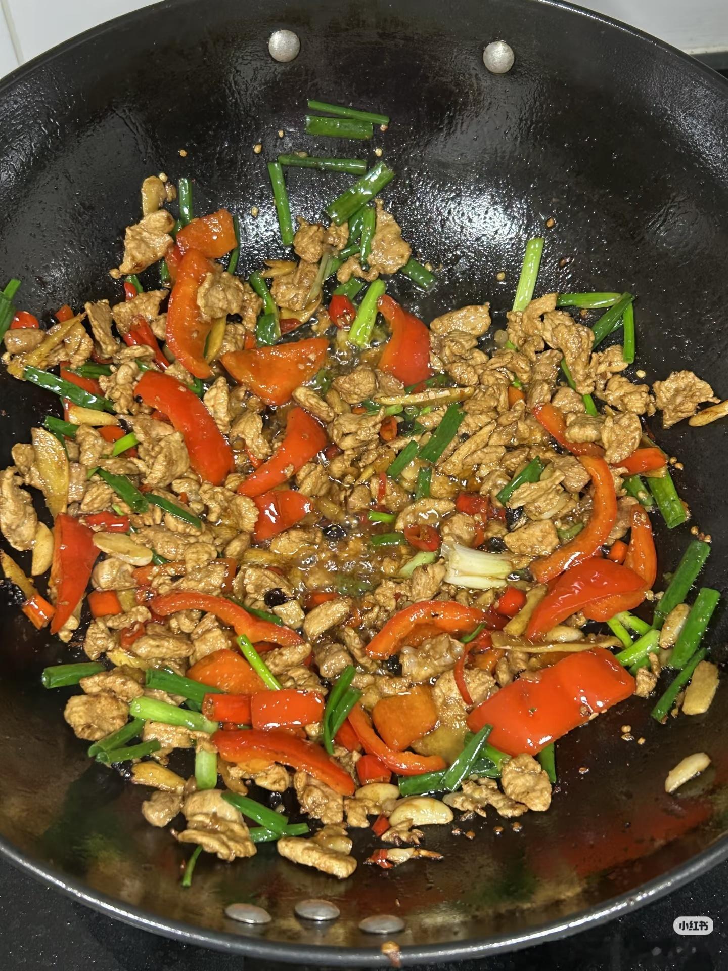 湘菜的魔力有多绝！万物皆可辣椒炒肉，荤素随便搭配，辣椒的鲜辣激发肉香，烟火气拉满