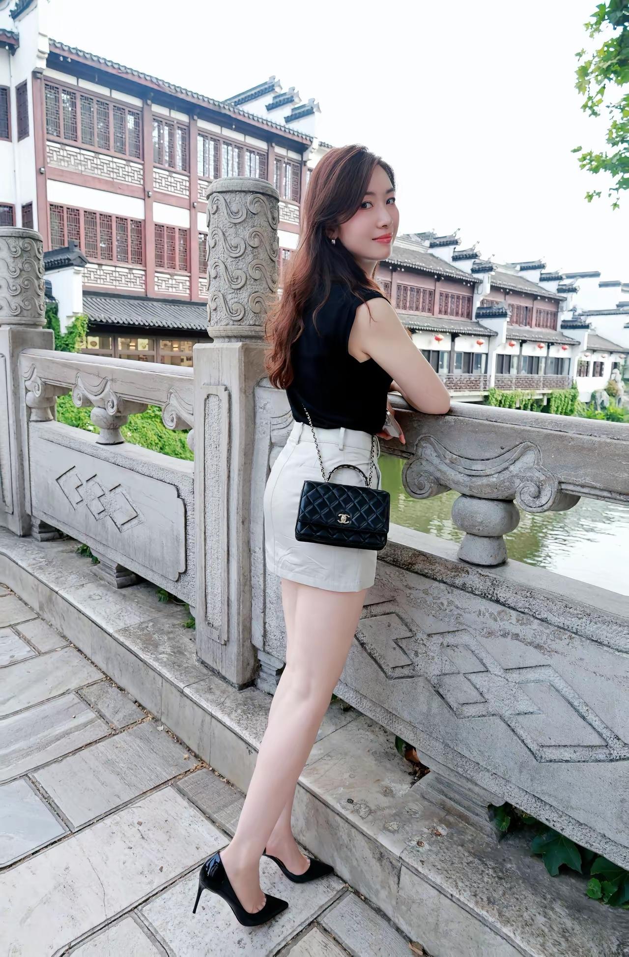 原来盯着既定的路标死走，反而会错过藏在偏差里的惊喜，那些没预设的岔路，说不定才是