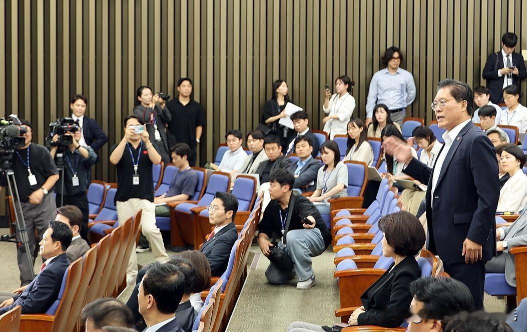 党内彻底炸锅！国民力量党激烈内讧，多名大佬当面逼宫张东赫辞职

6月17日，韩国