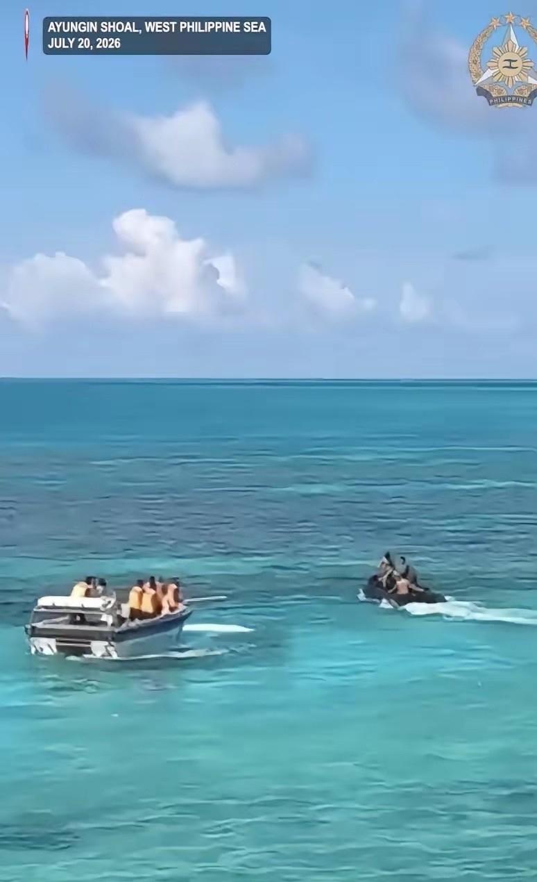 突发！仁爱礁潟湖内，中国海警“棒打”菲律宾海军

7月20日，多家菲律宾媒体报导