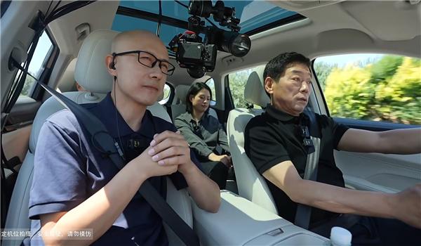 这几天，魏建军开始亲自给全新哈弗H6带货了，他在自驾直播里回答网友们的问题，当被