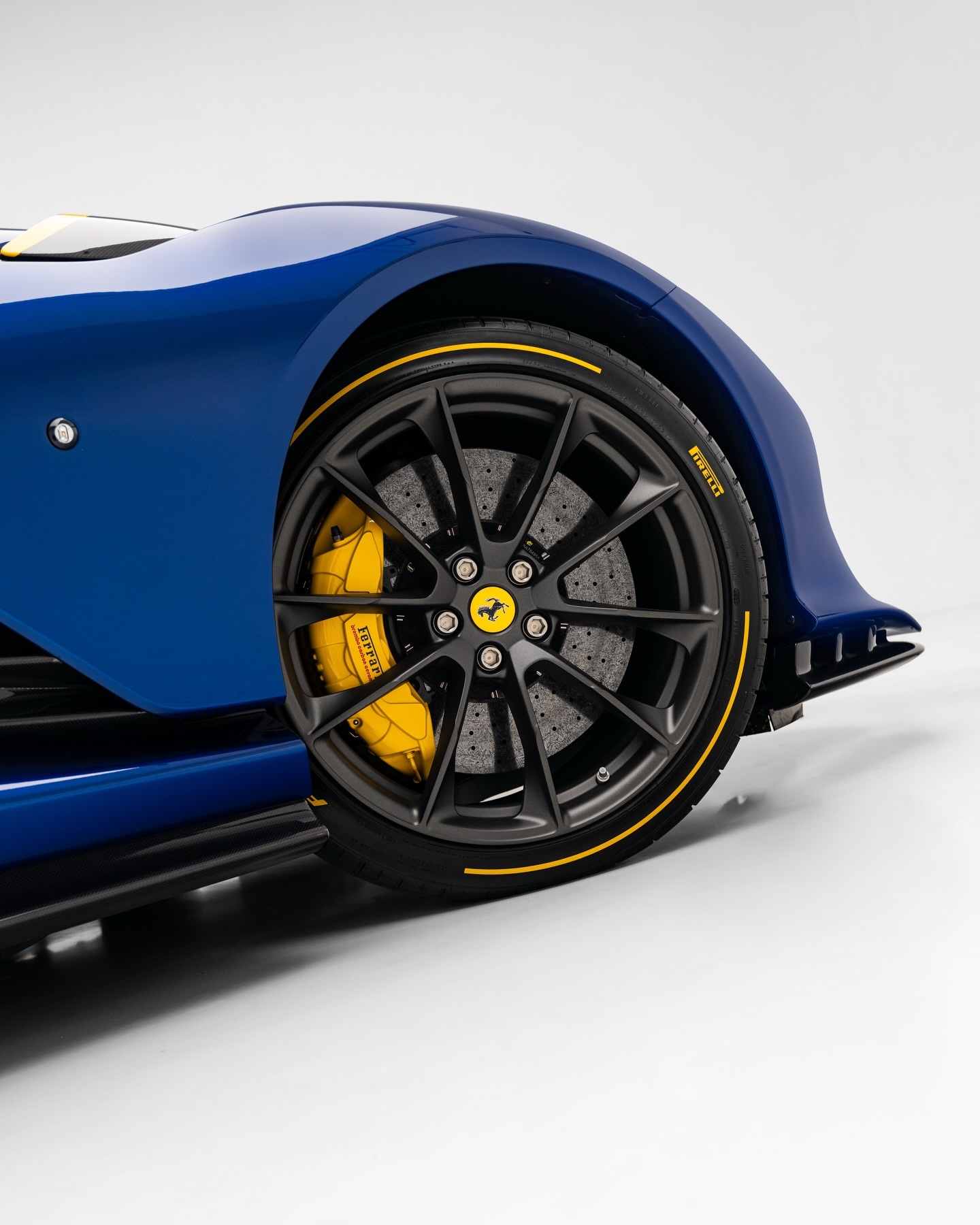 Ferrari 812 Competizione A法拉利 钴蓝黄卡钳，太合我意