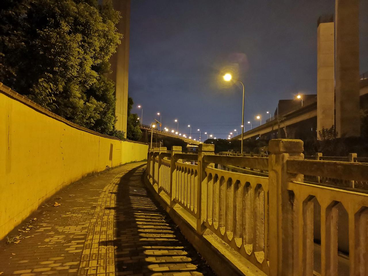 他是做啥的？
晚饭后散步。
想去不远的漕宝路快速路工地附近看看。逛着逛着就来到了