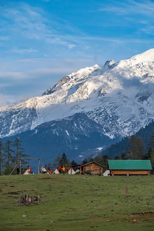 比利时男子雨果在哈巴雪山失联超25天了，这事儿真让人揪心。3月26日他两次试图进