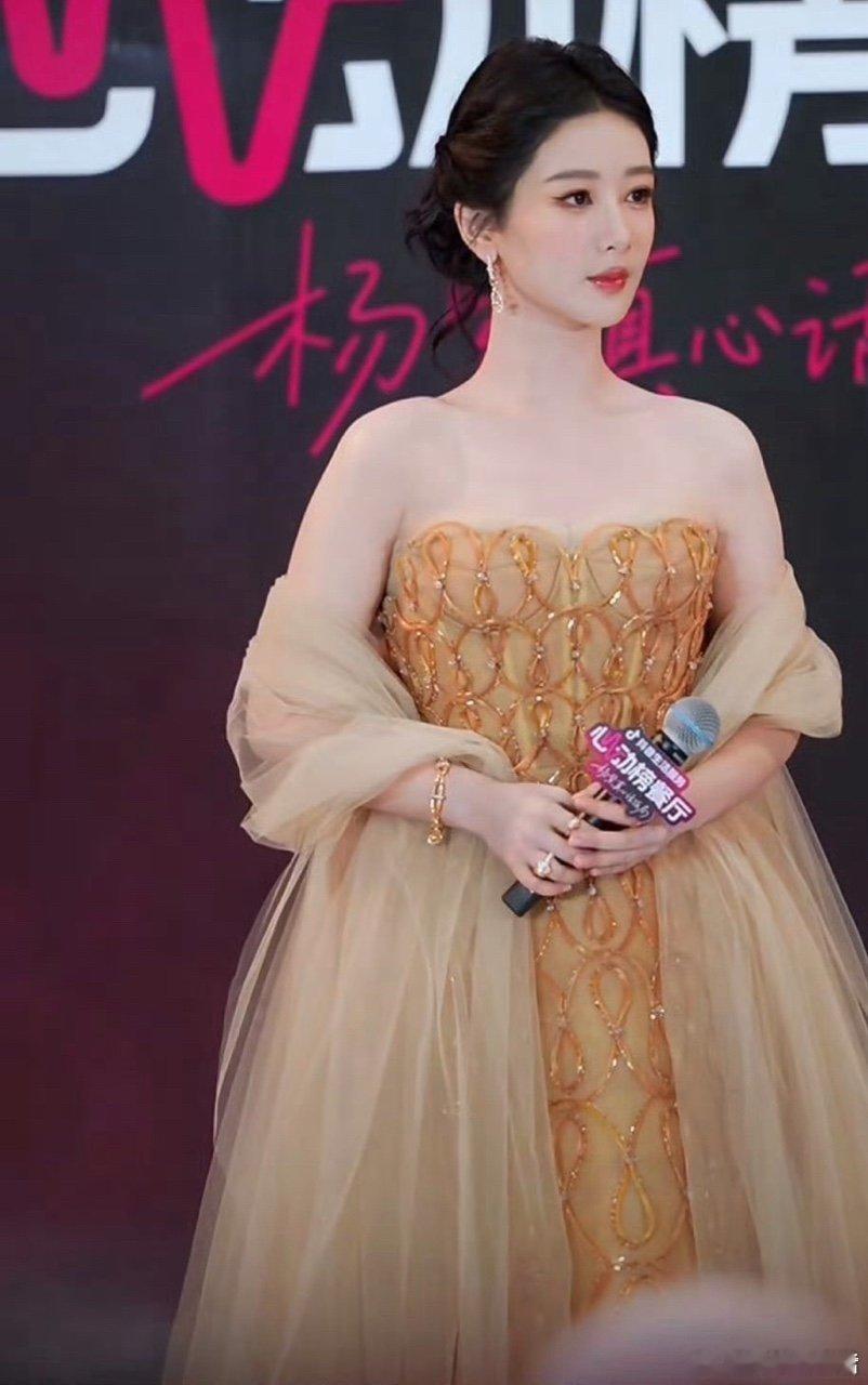 杨紫有种气血充足的美杨紫视后第一个线下活动造型 这个披肩纱完全多余，显得很臃肿 