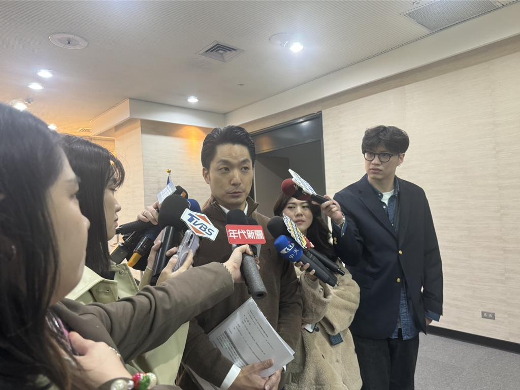 美国极限攀岩好手艾力克斯霍诺德25日成功完成徒手且毫无防护装备攀登「台北101」