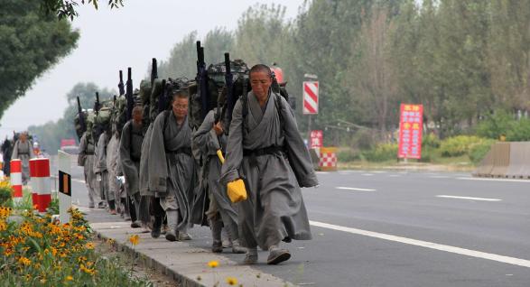 辽宁有一群比坐牢还苦的“女僧人”，每天睡4个小时，吃一顿饭，外出住帐篷，没有任何