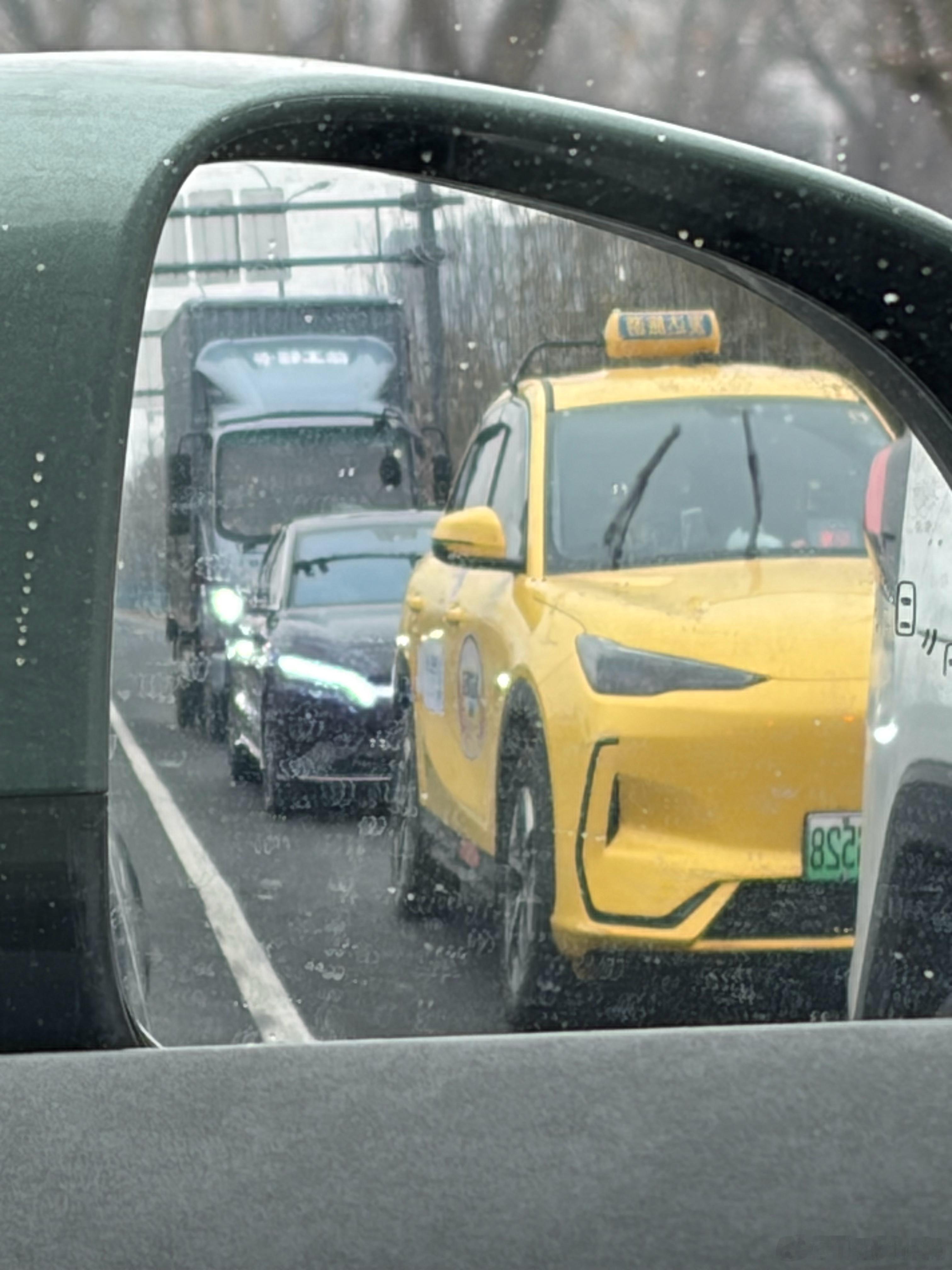 南京街头已经有银河e5出租车了 相比普通小轿车 这种小suv确实是更好的选择 