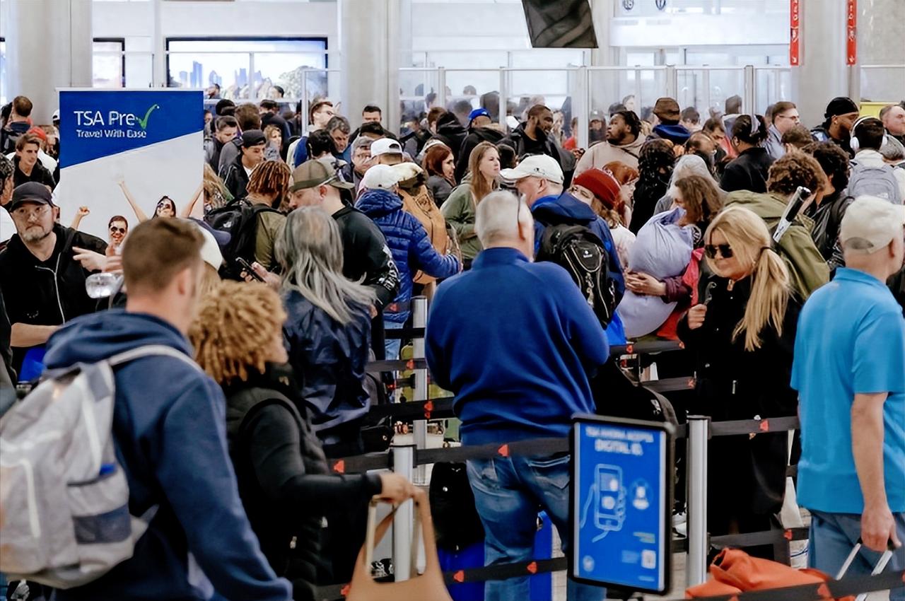 特朗普这波操作真的很难评，最近去美国坐飞机的人大概率遭遇了同款噩梦，机场安检队伍