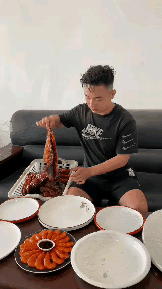 电影里那些永远也吃不完的菜，原来是这样的