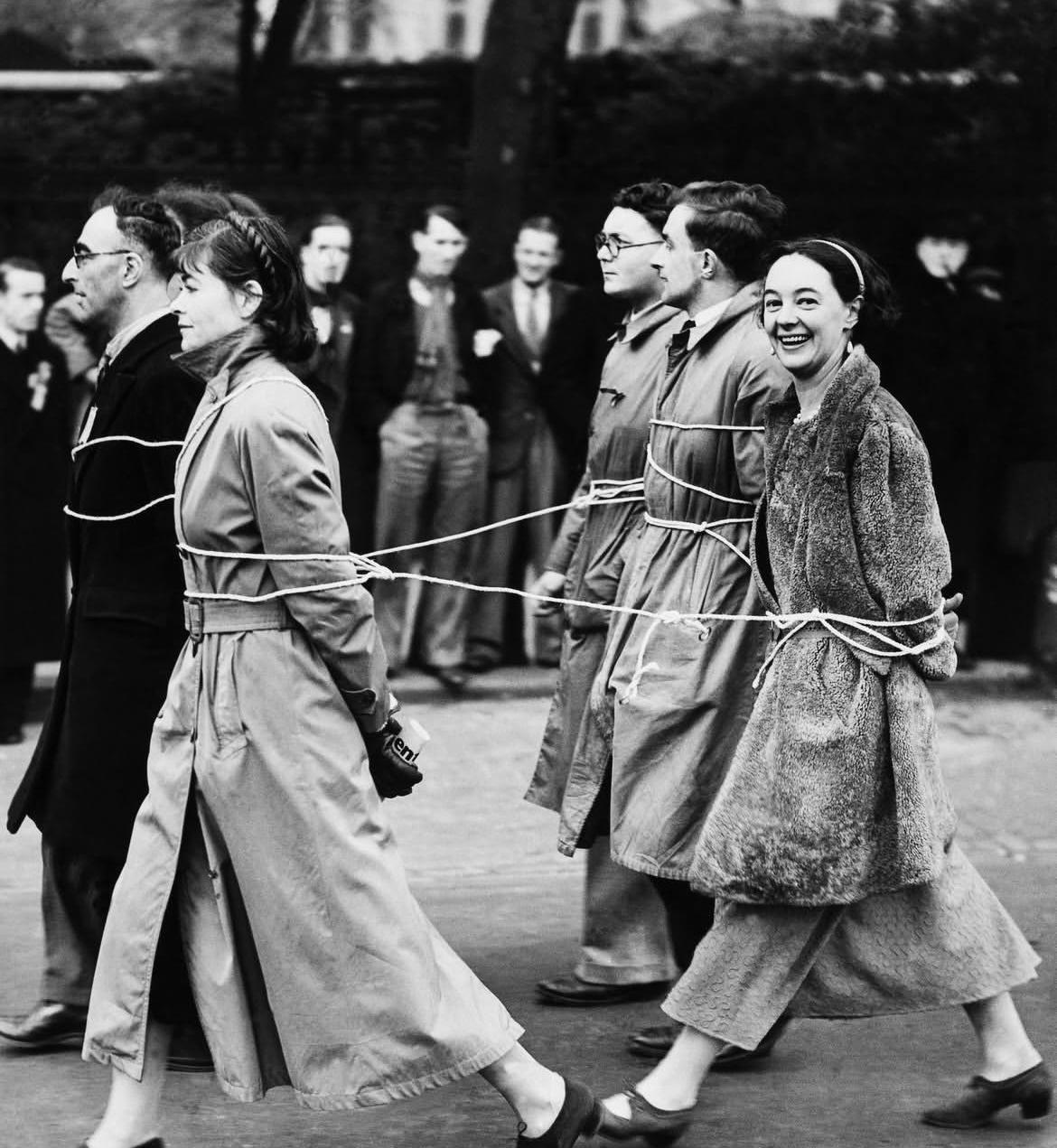 1933年5月1日英国伦敦街头。
他们为了“8小时工作、
8小时娱乐、8小时休息