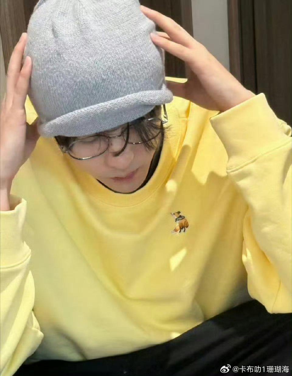 田栩宁放了应援色的衣服，柠檬水看到了哥哥的重视。 