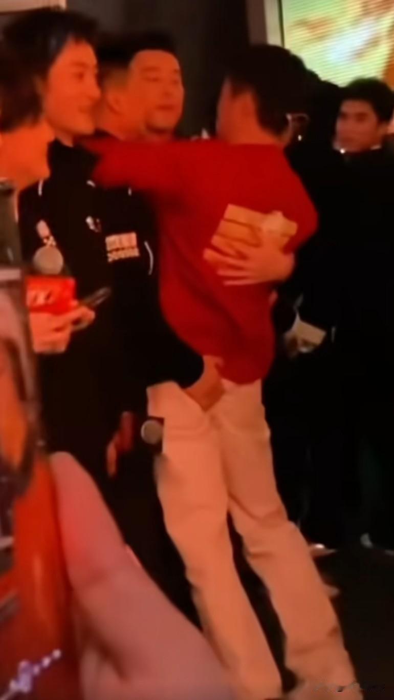 他俩都是直男，好朋友来的，不要误会，段奕宏捏吴京屁股，哈哈哈又得回去跟谢楠解释了