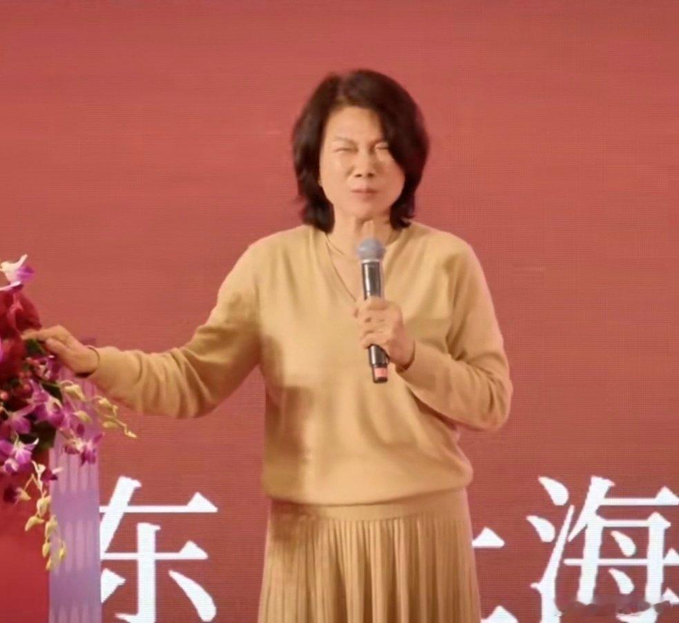 董明珠想不通有人天天搞小三小四热点观点 董明珠此番言论犀利且直击要害，深刻揭示了