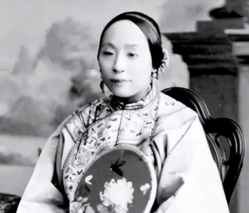 1881年，71岁的左宗棠娶了17岁的章怡为妾。

这桩婚事在当时的朝堂掀起不小