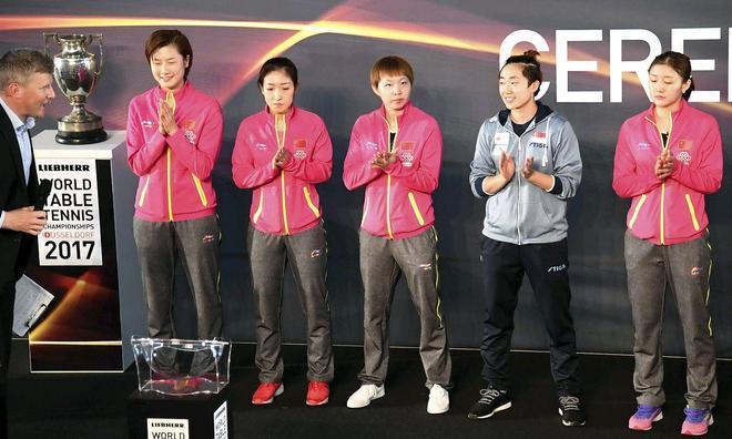 五位女排球员合照：我只认出了凤眉皓齿、正在鼓掌的大满贯得主丁宁；双目低垂、小巧玲