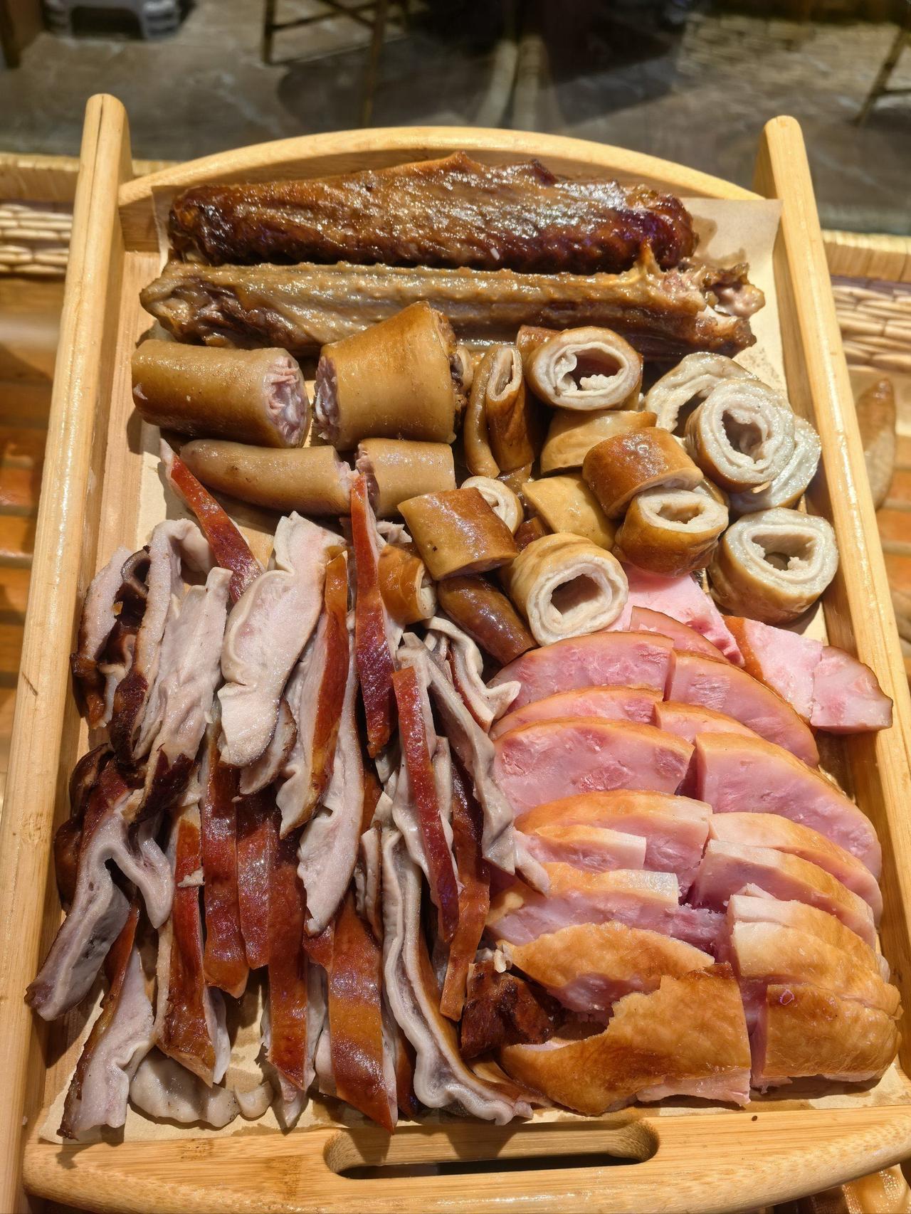 每年过年，做好几个菜，吃不了，又剩下，扔了吧，舍不得，不扔吧，不想吃。

所以，