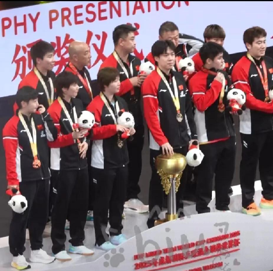 刷到国乒领奖台的抓拍，被孙颖莎可爱到破防！
 
刚刷到2025成都混团世界杯的领