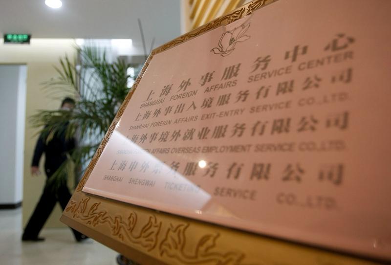 外国网友扎堆“成为中国人”原因多样。经济上，中国作为世界第二大经济体，市场潜力大