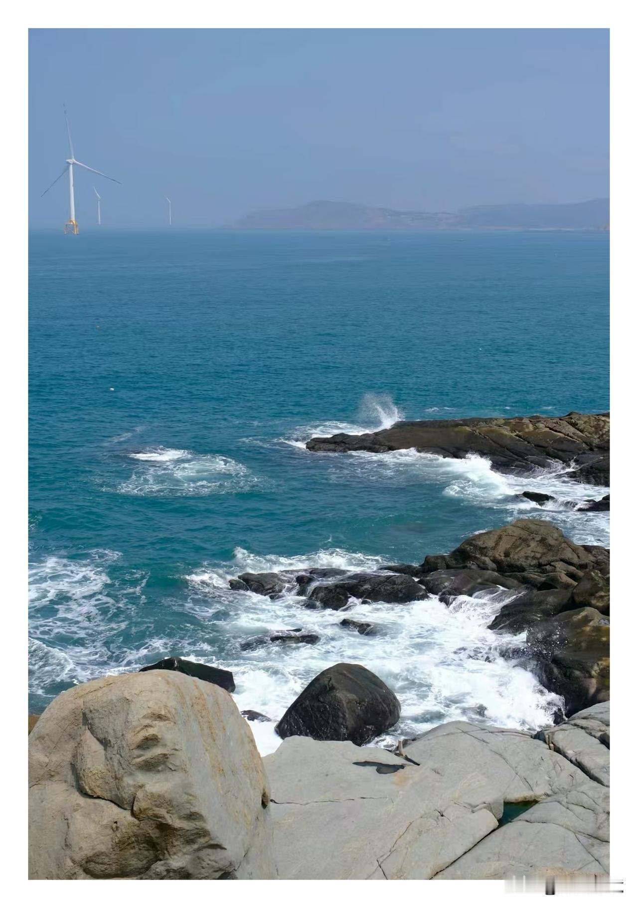 夏日海滩

春有百花秋有月
浪花逐梦情缘长
风驰电掣一片蓝
夏日海滩击天越
海浪