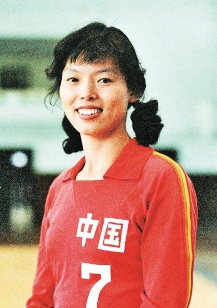 [啤酒]2013年，饱受重病折磨的女排名将陈招娣，生命已然走到尽头。弥留之际，她