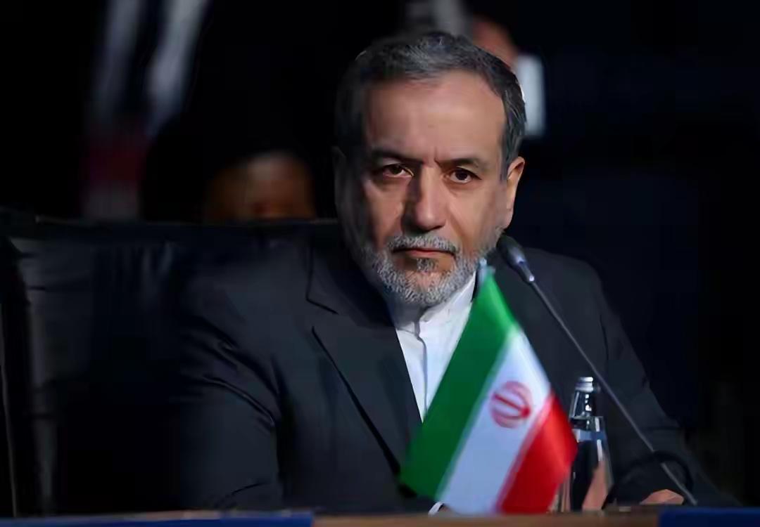 快讯！当地时间3月2日，伊朗外交部长阿拉格奇并不太担心，对着镜头说：“他们声称拥