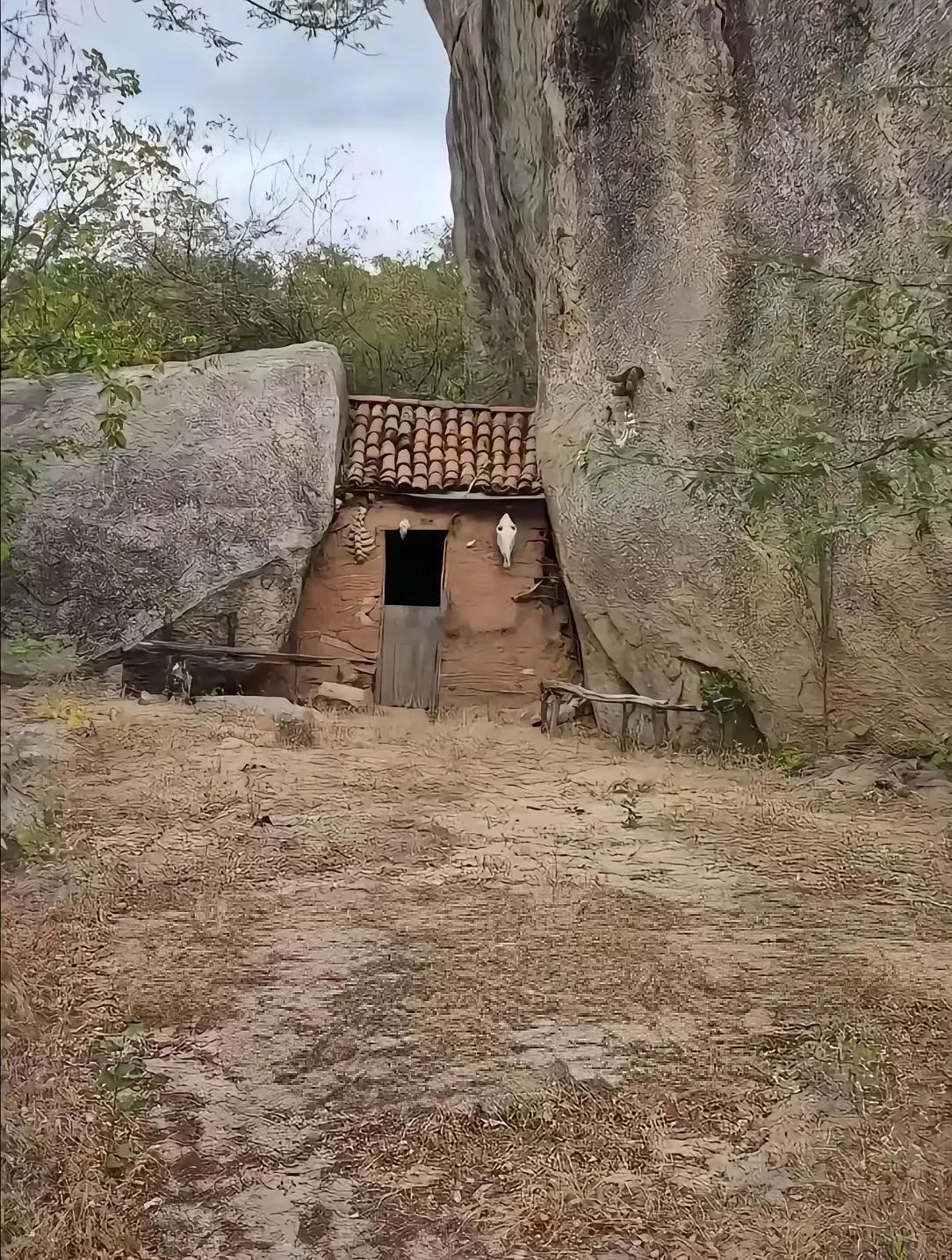 一位网友在山里面发现一处很有意思的房子，建在了两座大石头的中间，不得不说，这个真