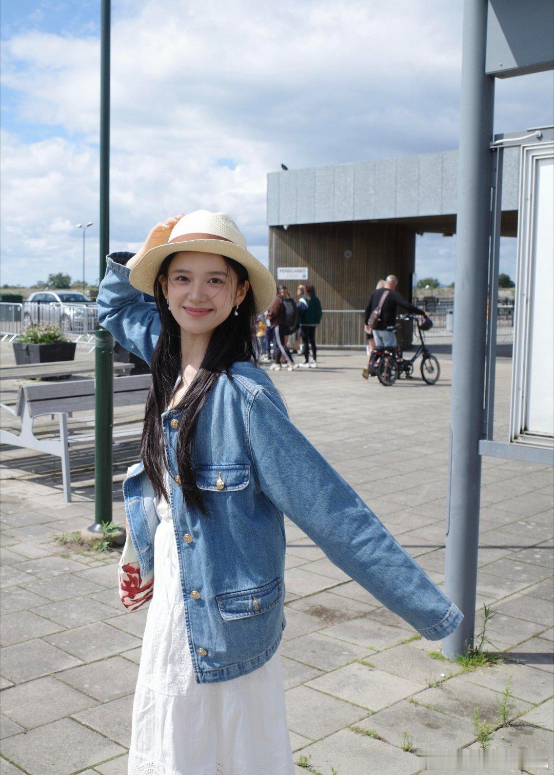 张婧仪更新欧洲库存，就把这个氧气美女打包进花少