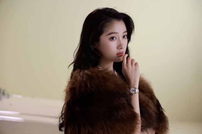 关晓彤有都市高智感那味儿了 解锁高智美人新形态！秋日光影下简约穿搭大气利落，眉宇