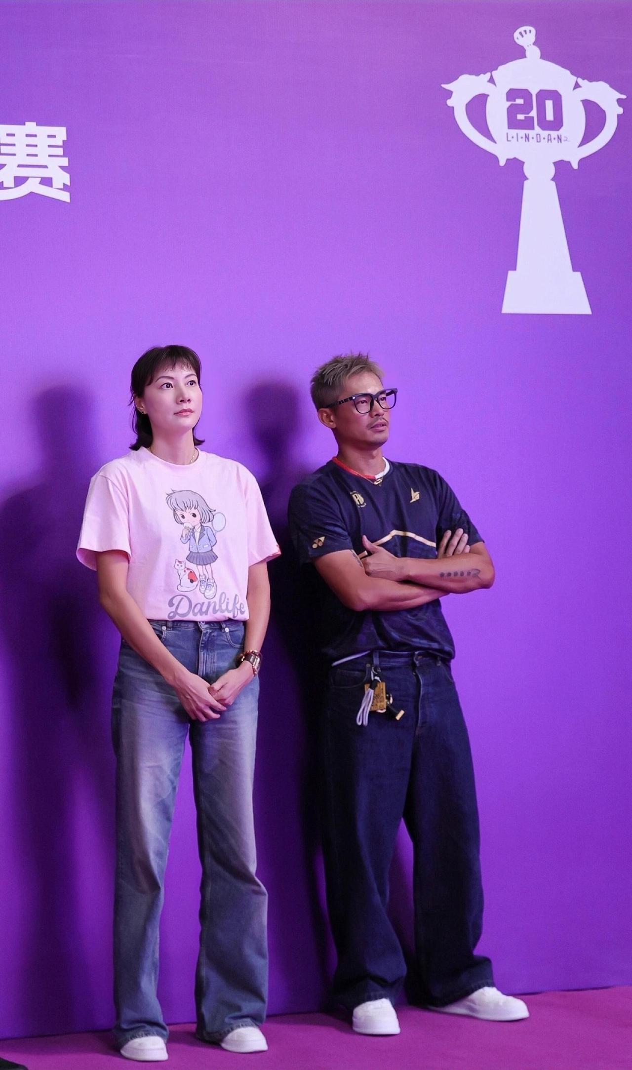 林丹：芳，你看大家说你皮肤白，44岁状态真好。

谢杏芳：你净会说，我这都是岁月