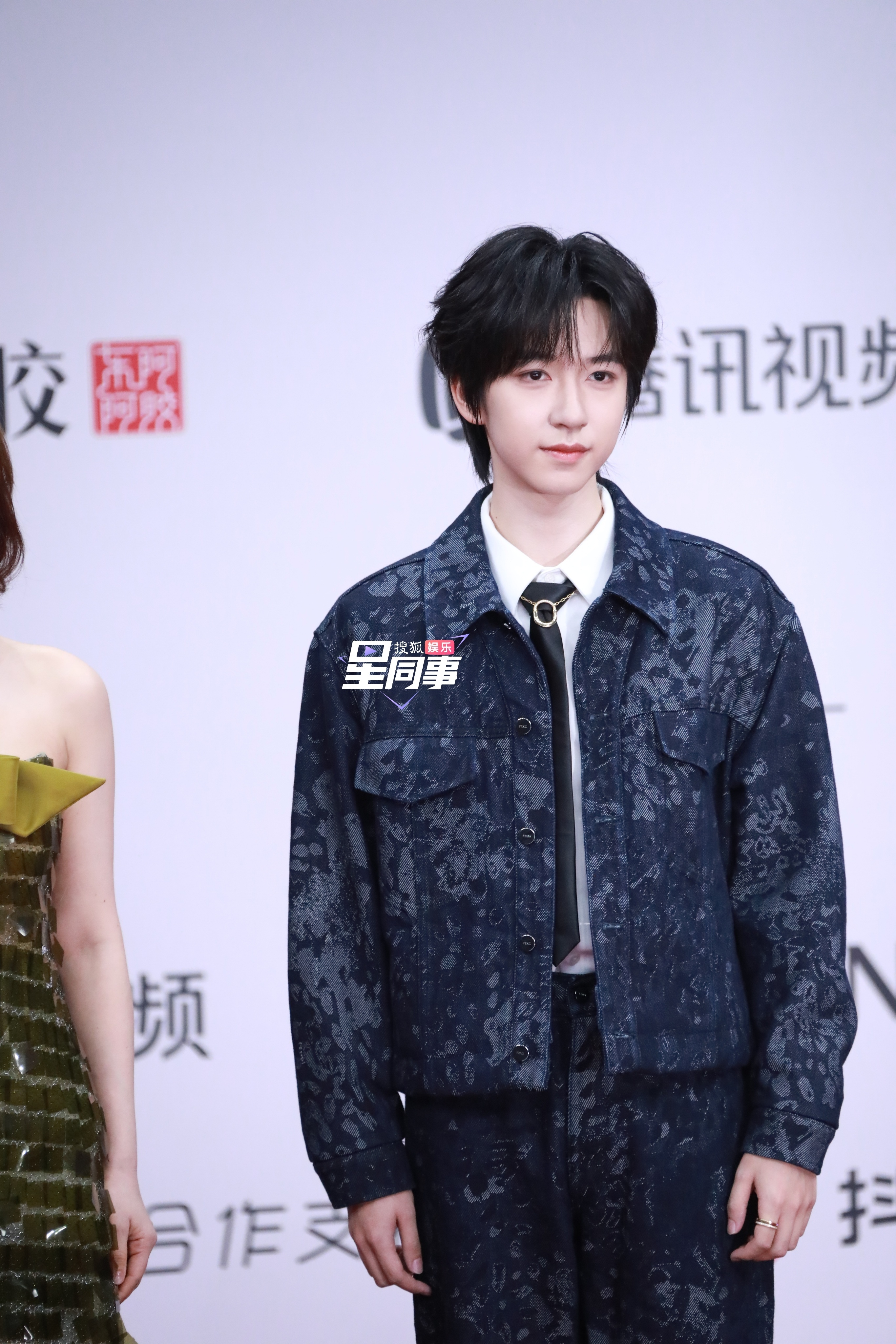 贺峻霖｜星光大赏红毯 主持人小贺来咯 ！即将以内场主持人身份亮相星光大赏的贺峻霖